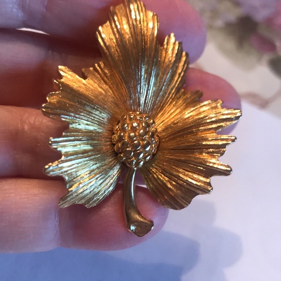 MONET SIGNED VINTAGE BROOCH - Picture 13 of 16